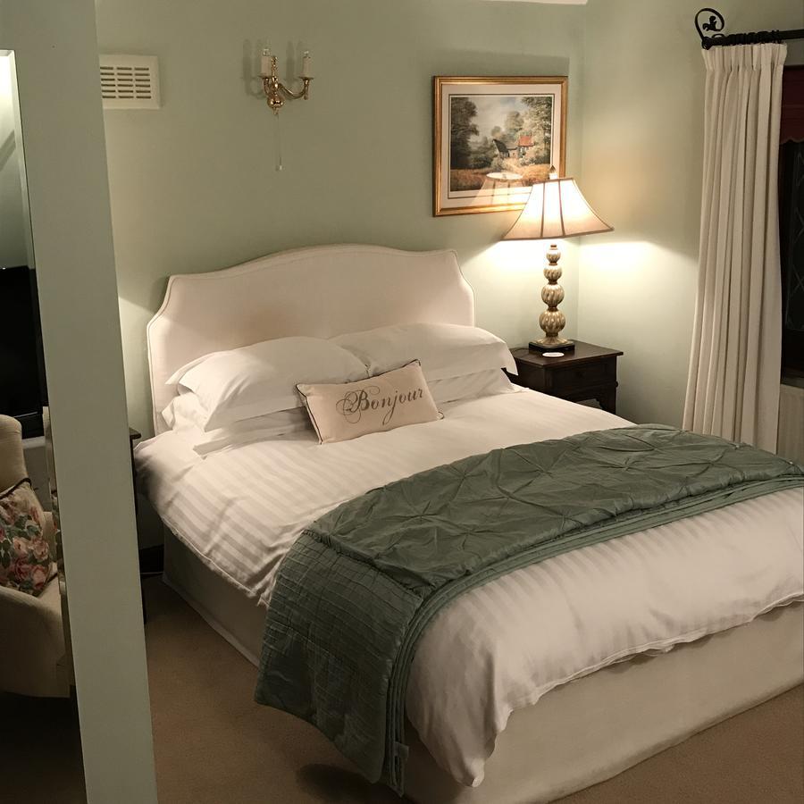 Tudor Place Bed and Breakfast Winnersh Exteriör bild